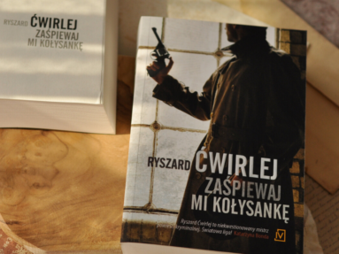 Książka inspirowana prawdziwymi wydarzeniami. Ryszard Ćwirlej zaprasza do międzywojennego Poznania.